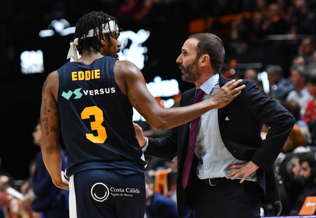Sito Alonso da instrucciones a Jarrell Eddie durante el partido ante Valencia Basket Sito Alonso da instrucciones a Jarrell Eddie durante el partido ante Valencia Basket