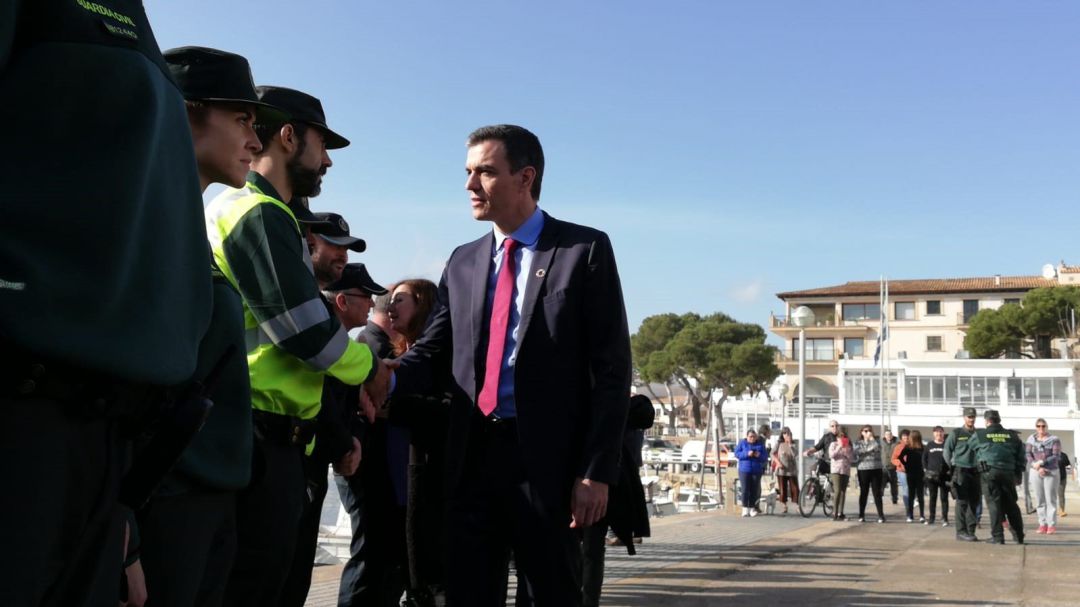 El presidente del Gobierno, Pedro Sánchez, saluda a efectivos de cuerpos de seguridad y emergencias que han trabajado en los operativos por la borrasca 'Gloria', en Cala Rajada, Mallorca. El presidente del Gobierno, Pedro Sánchez, saluda a efectivos de cuerpos de seguridad y emergencias que han trabajado en los operativos por la borrasca 'Gloria', en Cala Rajada, Mallorca.