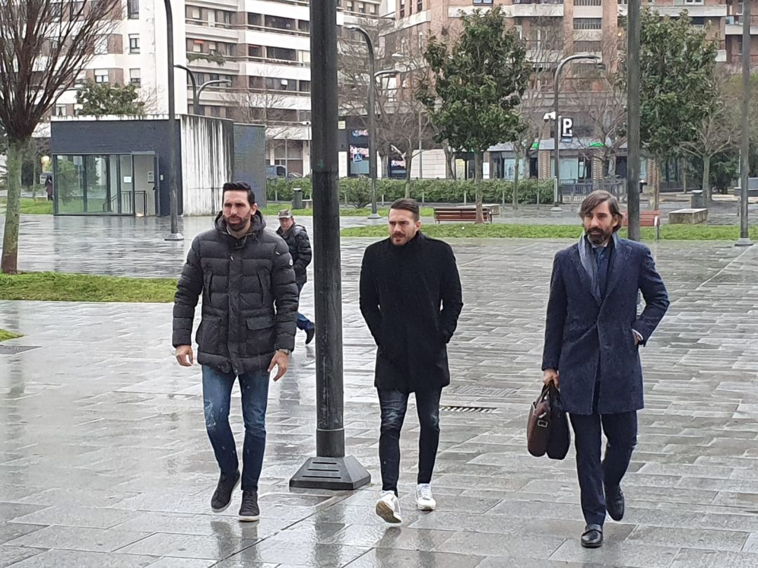 Los exjugadores del Betis Jordi Figueras y Xabier Torres llegando al Palacio de Justicia de Navarra Los exjugadores del Betis Jordi Figueras y Xabier Torres llegando al Palacio de Justicia de Navarra
