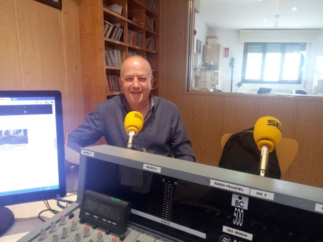 El alcalde de Peñafiel, Elias Arranz, en los estudios de Radio Peñafiel - Cadena SER El alcalde de Peñafiel, Elias Arranz, en los estudios de Radio Peñafiel - Cadena SER