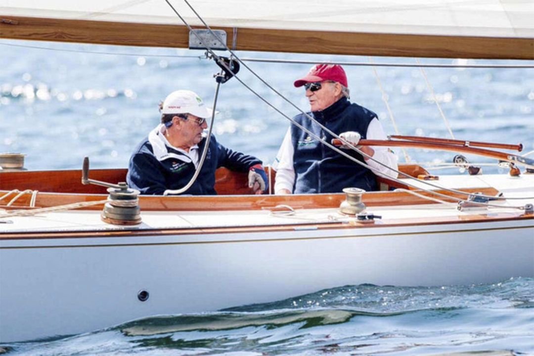 Juan Carlos I y Pedro Campos durante una regata en Sanxenxo Juan Carlos I y Pedro Campos durante una regata en Sanxenxo