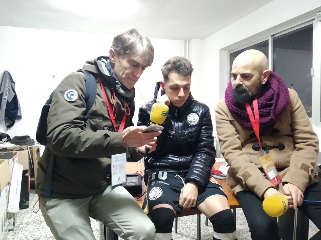 Álvaro Romero, con Javier Herráez y Ricardo Montilla, anoche en Las Pistas. Álvaro Romero, con Javier Herráez y Ricardo Montilla, anoche en Las Pistas.