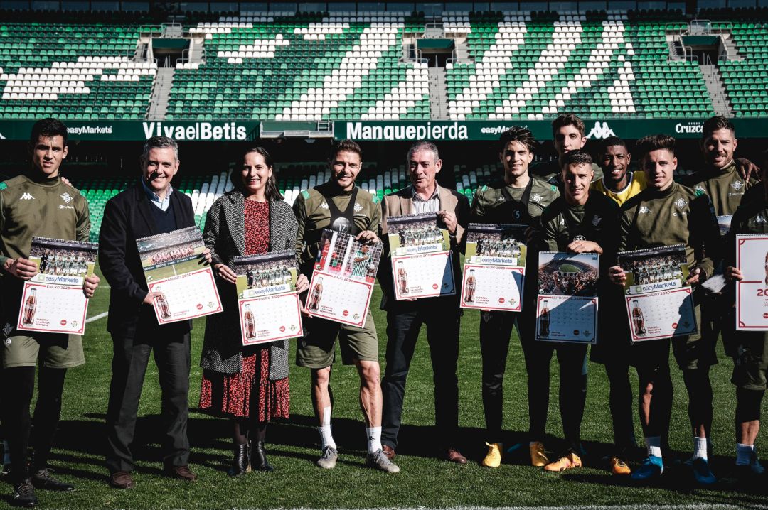Manuela Carretero, responsable de Comunicación de Coca-Cola European Partners Iberia junto a jugadores del Real Betis Manuela Carretero, responsable de Comunicación de Coca-Cola European Partners Iberia junto a jugadores del Real Betis