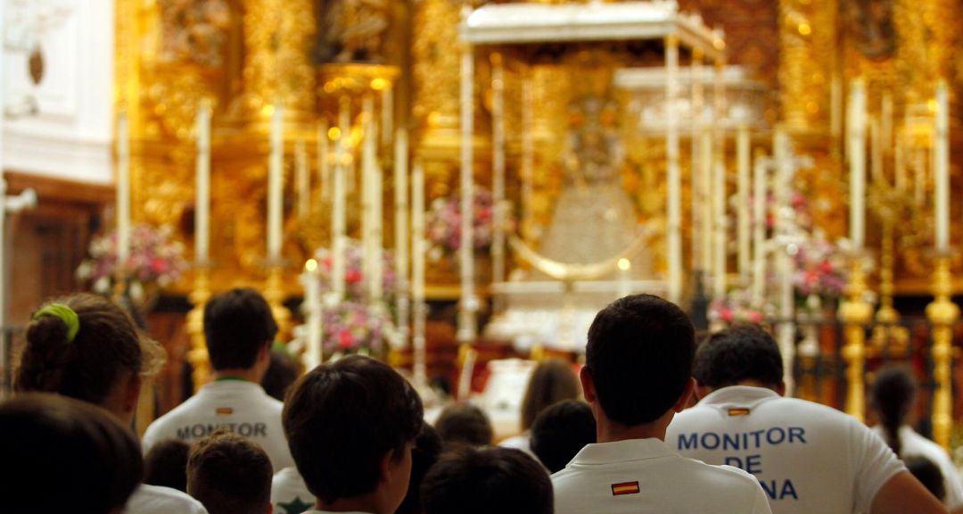 Jóvenes hermanos del Rocío de Triana ante la Blanca Paloma Jóvenes hermanos del Rocío de Triana ante la Blanca Paloma