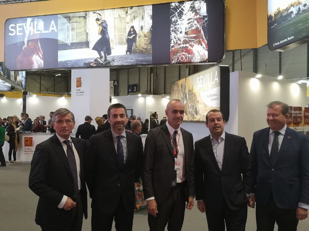 El delegado de turismo junto a responsables del consorcio y de la empresa Nebtex tras cerrar una convención internacional de innovación turística El delegado de turismo junto a responsables del consorcio y de la empresa Nebtex tras cerrar una convención internacional de innovación turística