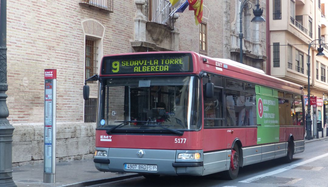 Las marquesinas de la EMT contarán con señal 5G y cargadores USB Las marquesinas de la EMT contarán con señal 5G y cargadores USB