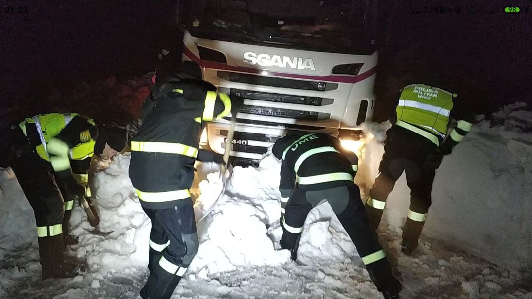Fotografía facilitada por la UME de varios militares que trabajan abriendo kilómetros de carreteras anegadas por la nieve en Aragón, en una carretera entre las localidades de Cerollera y la Ginebrosa (Teruel) para desbloquear camiones atrapados Fotografía facilitada por la UME de varios militares que trabajan abriendo kilómetros de carreteras anegadas por la nieve en Aragón, en una carretera entre las localidades de Cerollera y la Ginebrosa (Teruel) para desbloquear camiones atrapados