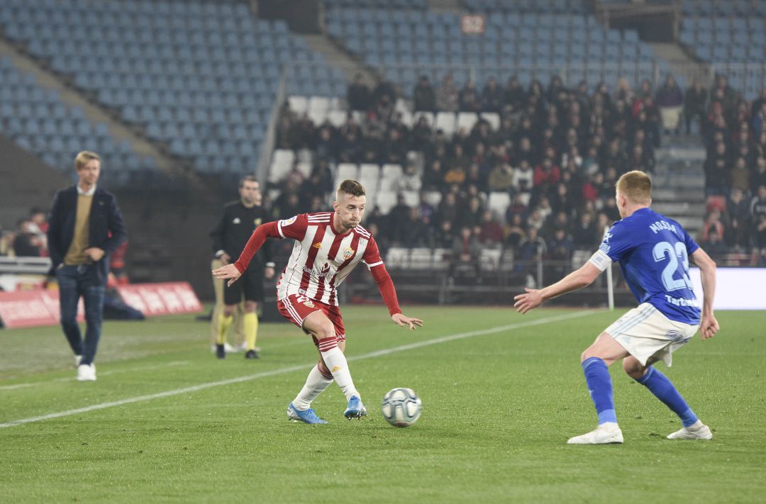 Iván Balliu en el partido Almería-Real Oviedo. Iván Balliu en el partido Almería-Real Oviedo.