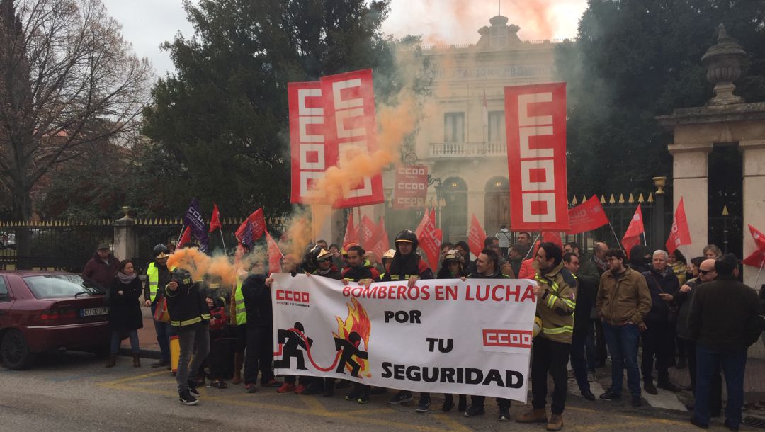Protesta de los bomberos ante la Diputación Protesta de los bomberos ante la Diputación