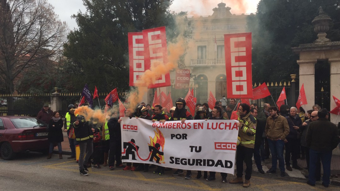 "Ruidosa" protesta de los bomberos provinciales ante la sede de la Diputación