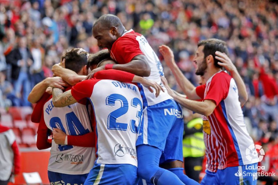 Los jugadores rojiblancos celebran el tanto de Pedro Díaz Los jugadores rojiblancos celebran el tanto de Pedro Díaz