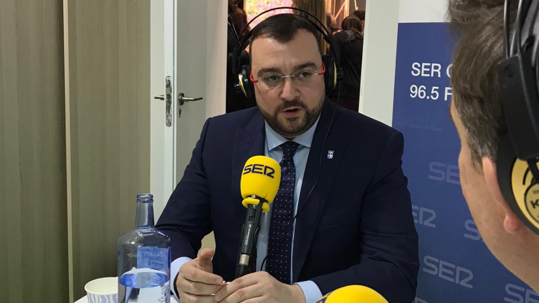 Adrián Barbón: "Trabajamos en la conectividad aérea para la próxima decada"