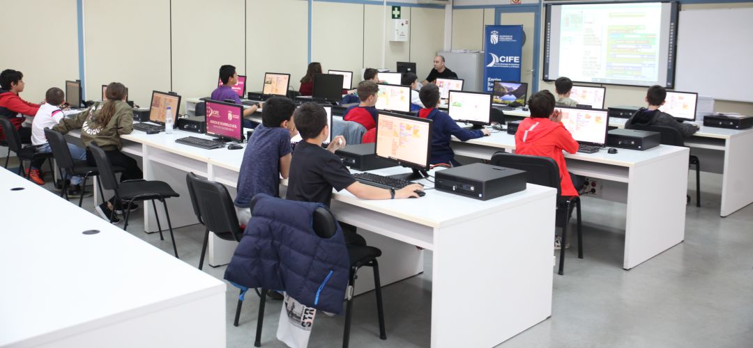 El programa 'Ingéniate' está dirigio a niños de 1º de Primaria hasta 4º de la ESO. El programa 'Ingéniate' está dirigio a niños de 1º de Primaria hasta 4º de la ESO.