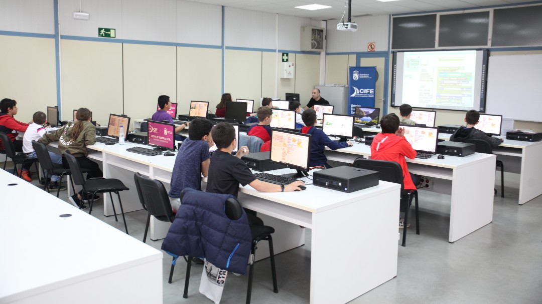 Los estudiantes aprenderán a detectar fake news o programar drones