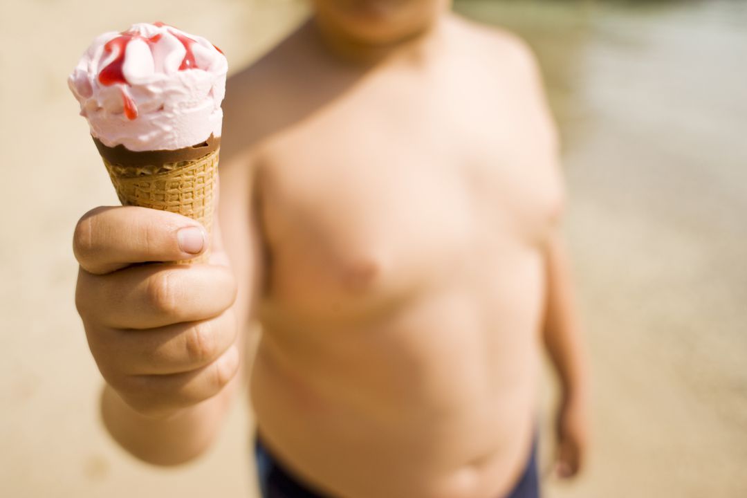 Niño con sobrepeso Niño con sobrepeso