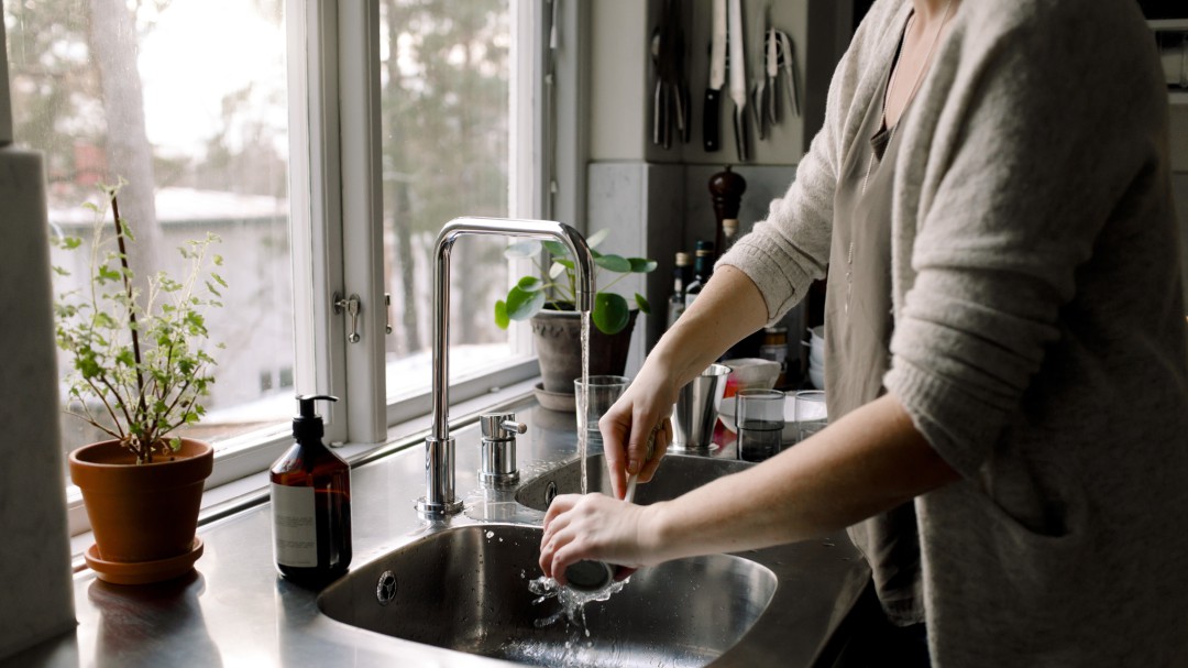 Por qué no debemos nunca beber ni cocinar con agua caliente del grifo