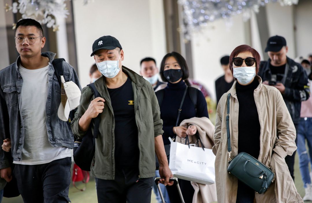 Pasajeros de Guanzhou con máscaras en un aeropuerto de Filipinas. Pasajeros de Guanzhou con máscaras en un aeropuerto de Filipinas.