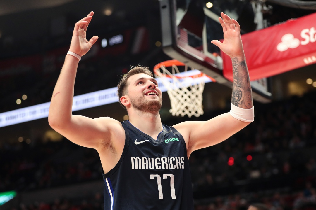 Doncic celebra un punto en la pista de los Timberwolves Doncic celebra un punto en la pista de los Timberwolves