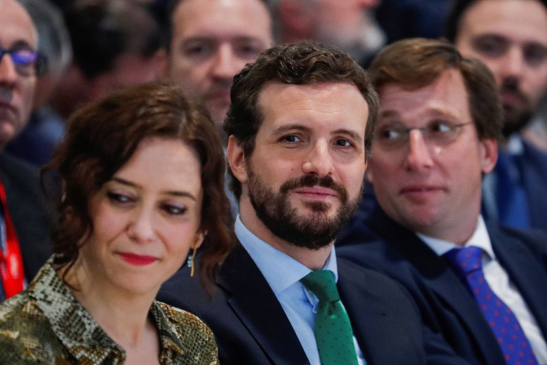 La presidenta de la Comunidad de Madrid, Isabel Díaz Ayuso (i), el alcalde de Madrid, José Luis Martínez-Almeida (d), y el presidente del PP Pablo Casado. La presidenta de la Comunidad de Madrid, Isabel Díaz Ayuso (i), el alcalde de Madrid, José Luis Martínez-Almeida (d), y el presidente del PP Pablo Casado.
