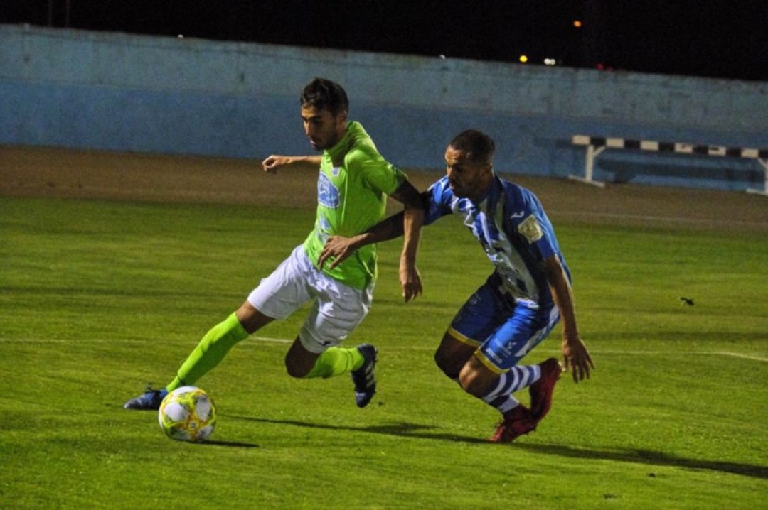 Joaqui persigue a un jugador del Almazán Joaqui persigue a un jugador del Almazán