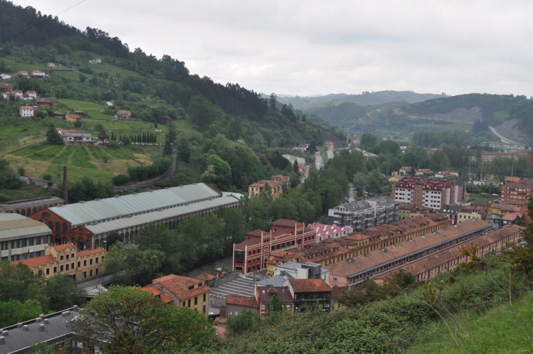 Vista de la localidad de Trubia; a la izquierda de la imagen, instalaciones de la Fábrica de Armas de Santa Bárbara Vista de la localidad de Trubia; a la izquierda de la imagen, instalaciones de la Fábrica de Armas de Santa Bárbara