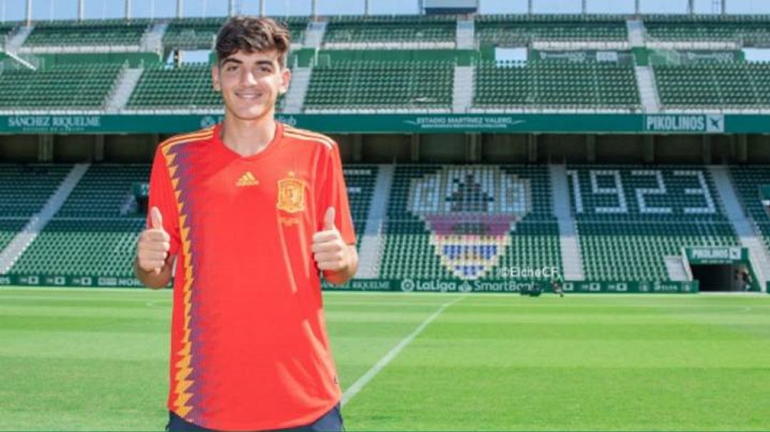 Gonzalo Villar en el Martínez Valero con la camiseta de la Selección sub-21 Gonzalo Villar en el Martínez Valero con la camiseta de la Selección sub-21
