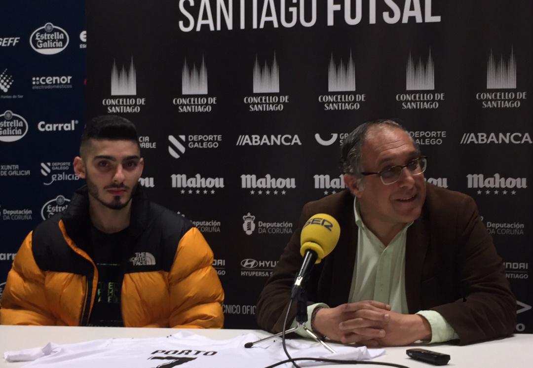 Porto, nuevo jugador, y Ramón García, presidente del Santiago Futsal en la presentación del primero Porto, nuevo jugador, y Ramón García, presidente del Santiago Futsal en la presentación del primero