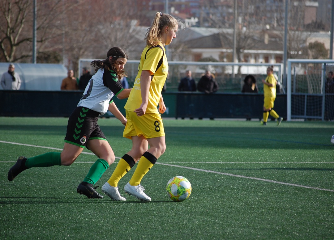 La jugadora del Victoria, Inés, conduce el balón en el partido del pasado domingo ante el Rácing Féminas La jugadora del Victoria, Inés, conduce el balón en el partido del pasado domingo ante el Rácing Féminas