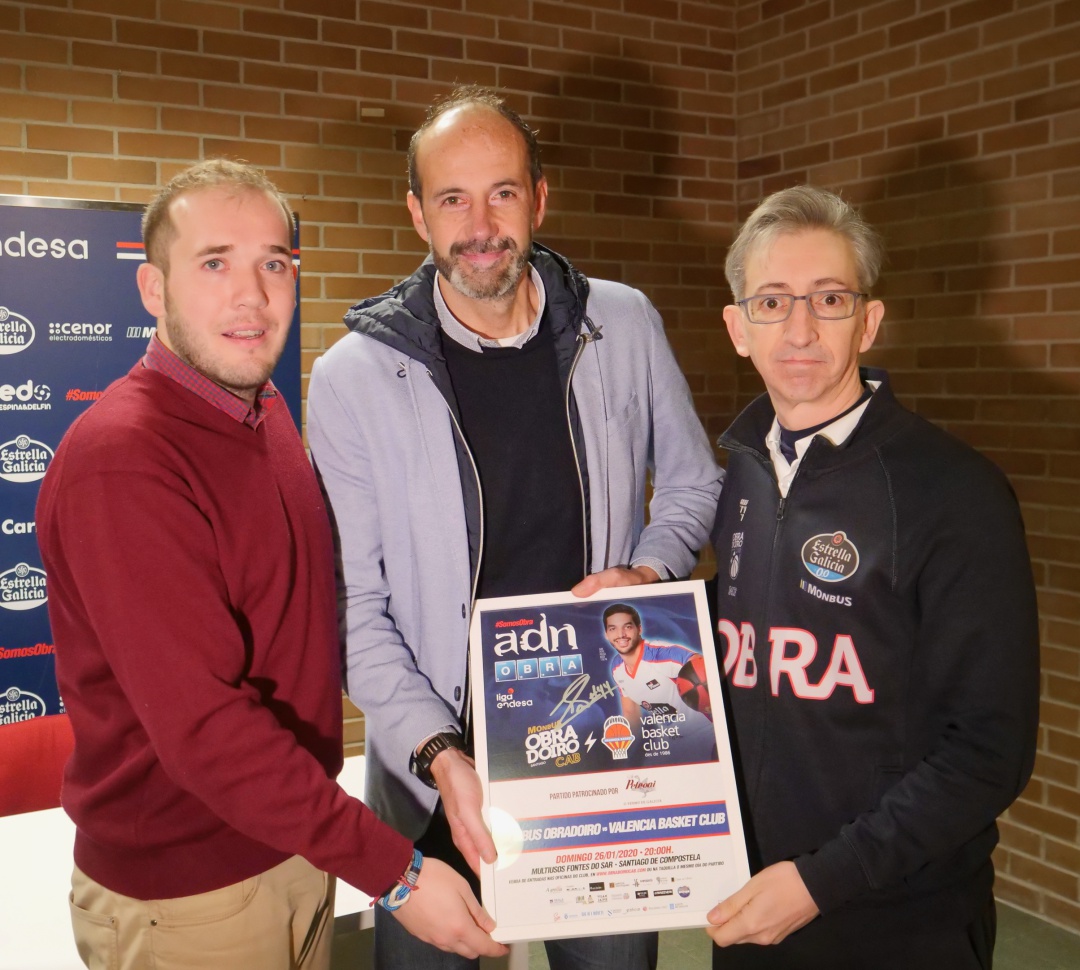 Daniel Agra, Diego Pardal y Moncho Fernández, posan con el cartel del partido patrocinado por Vermú St. Petroni Daniel Agra, Diego Pardal y Moncho Fernández, posan con el cartel del partido patrocinado por Vermú St. Petroni