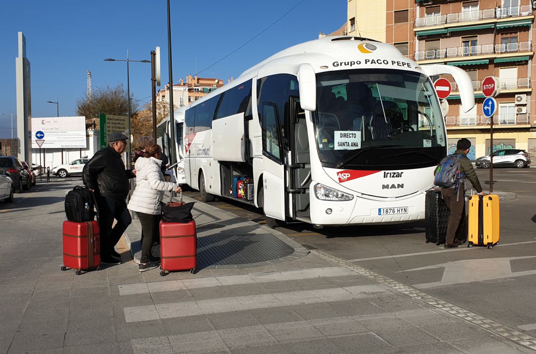 Autobús de Renfe en la estación de Granada alternativo al servicio ferroviario hasta Antequera (Málaga) Autobús de Renfe en la estación de Granada alternativo al servicio ferroviario hasta Antequera (Málaga)