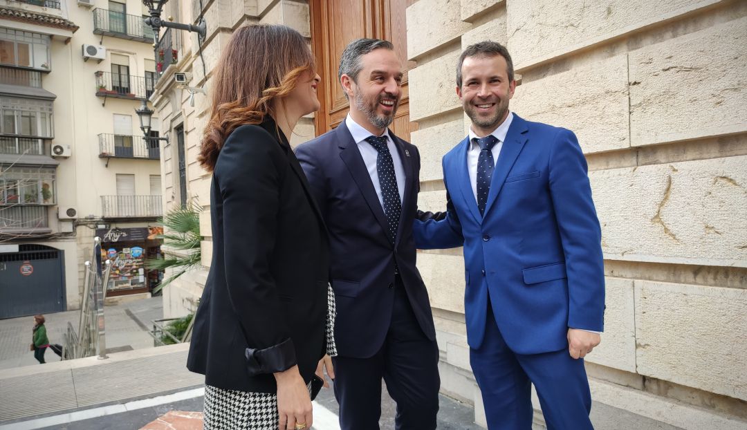 El consejero Juan Bravo (en el centro) junto al alcalde, Julio Millán, y la delegada del gobierno de la Junta en Jaén, Maribel Lozano. El consejero Juan Bravo (en el centro) junto al alcalde, Julio Millán, y la delegada del gobierno de la Junta en Jaén, Maribel Lozano.