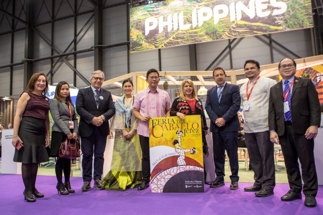 Presentación del cartel de la Feria del Caballo en el stand de Filipinas en Fitur Presentación del cartel de la Feria del Caballo en el stand de Filipinas en Fitur