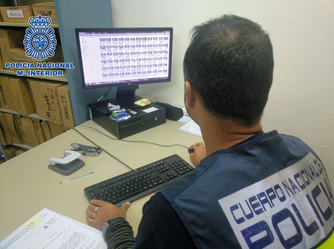 Imagen de un agente de la Policía Nacional durante la investigación Imagen de un agente de la Policía Nacional durante la investigación