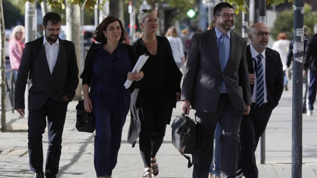 Celia Mayer y Carlos Sánchez Mato camino del juzgado de Plaza de Castilla. Celia Mayer y Carlos Sánchez Mato camino del juzgado de Plaza de Castilla.