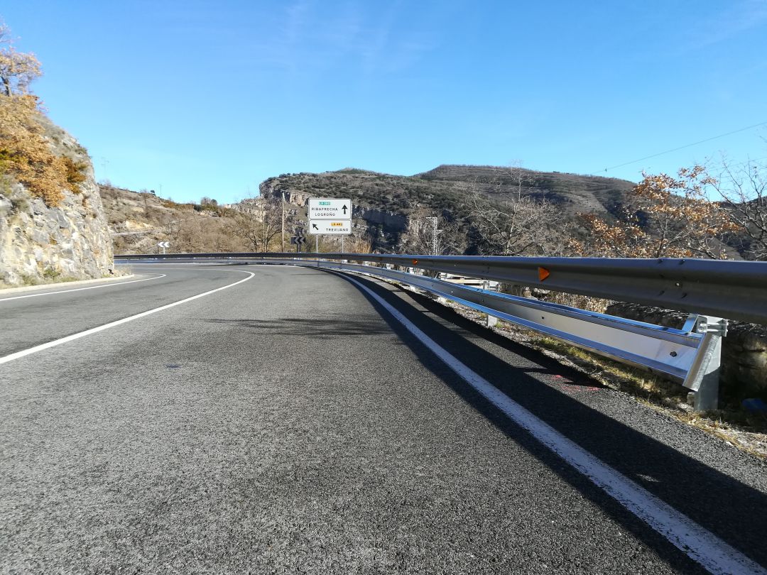 Barreras de seguridad para motoristas en la carretera LR-250. Barreras de seguridad para motoristas en la carretera LR-250.