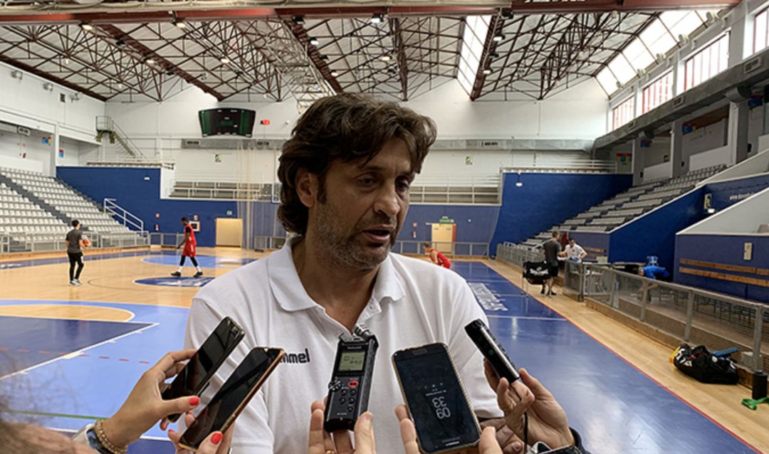 El técnico del Gipuzkoa Basketa atiende a los medios informativos en el polideportivo Josean Gasca El técnico del Gipuzkoa Basketa atiende a los medios informativos en el polideportivo Josean Gasca