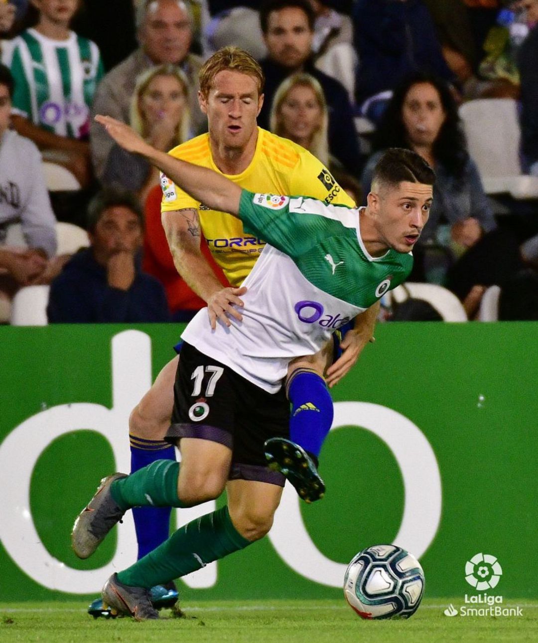 Enzo Lombardo protege el balón ante Álex Fernández Enzo Lombardo protege el balón ante Álex Fernández