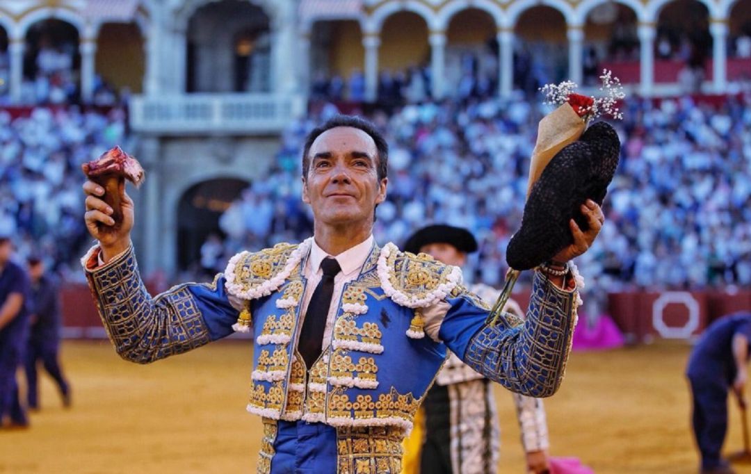 El Cid con la oreja que logró el pasado 28 de septiembre en la Maestranza, en su despedida de la afición de Sevilla El Cid con la oreja que logró el pasado 28 de septiembre en la Maestranza, en su despedida de la afición de Sevilla