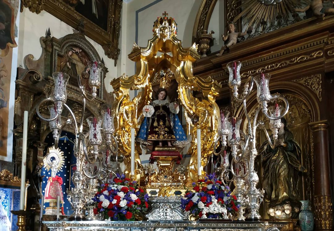 El Niño Jesús de Praga ha presidido en su paso procesional el triduo en su honor El Niño Jesús de Praga ha presidido en su paso procesional el triduo en su honor