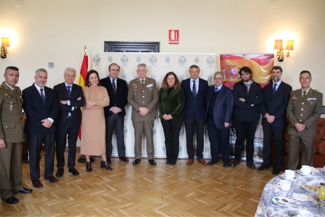 El nuevo jefe de la Fuerza Terrestre en Sevilla, el teniente general José Rodríguez García -en el centro de la imagen- junto a representantes de los distintos medios de comunicación hispalenses. El cuarto por la derecha, Antonio Yélamo, director de Radio Sevilla y de la Cadena SER Andalucía El nuevo jefe de la Fuerza Terrestre en Sevilla, el teniente general José Rodríguez García -en el centro de la imagen- junto a representantes de los distintos medios de comunicación hispalenses. El cuarto por la derecha, Antonio Yélamo, director de Radio Sevilla y de la Cadena SER Andalucía