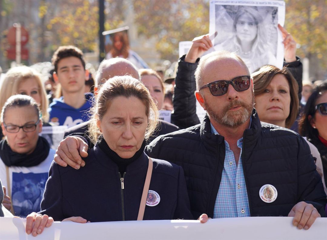 Los padres de la joven, Antonio del Castillo y Eva Casanueva, en la manifestación en enero para exigir la repetición del juicio por el caso Marta del Castillo Los padres de la joven, Antonio del Castillo y Eva Casanueva, en la manifestación en enero para exigir la repetición del juicio por el caso Marta del Castillo