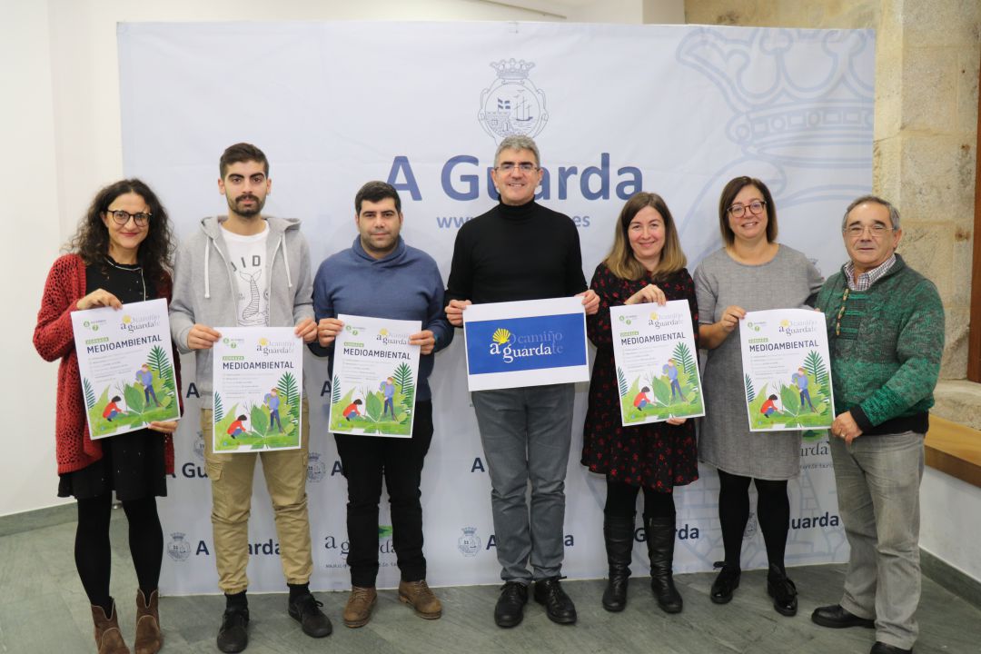 El alcalde de A Guarda, Antonio Lomba (centro), junto a concejales y representantes de la asociación A Jalleira y la Comunidad de Montes de Camposancos. El alcalde de A Guarda, Antonio Lomba (centro), junto a concejales y representantes de la asociación A Jalleira y la Comunidad de Montes de Camposancos.