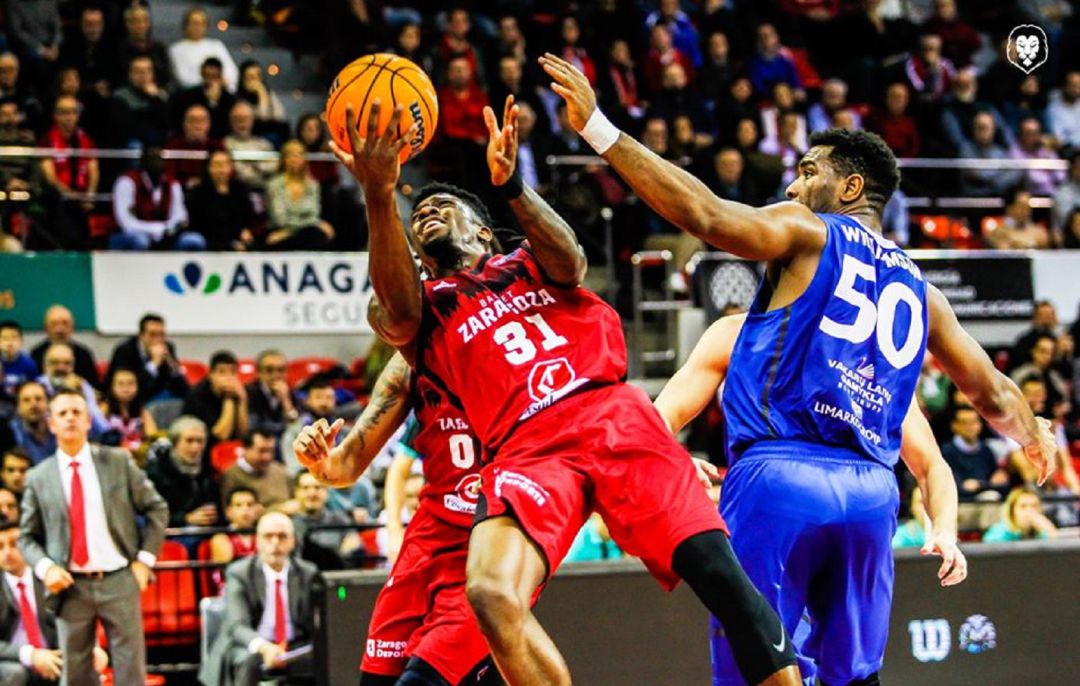Dylan Ennis fuerza una entrada a canasta Dylan Ennis fuerza una entrada a canasta