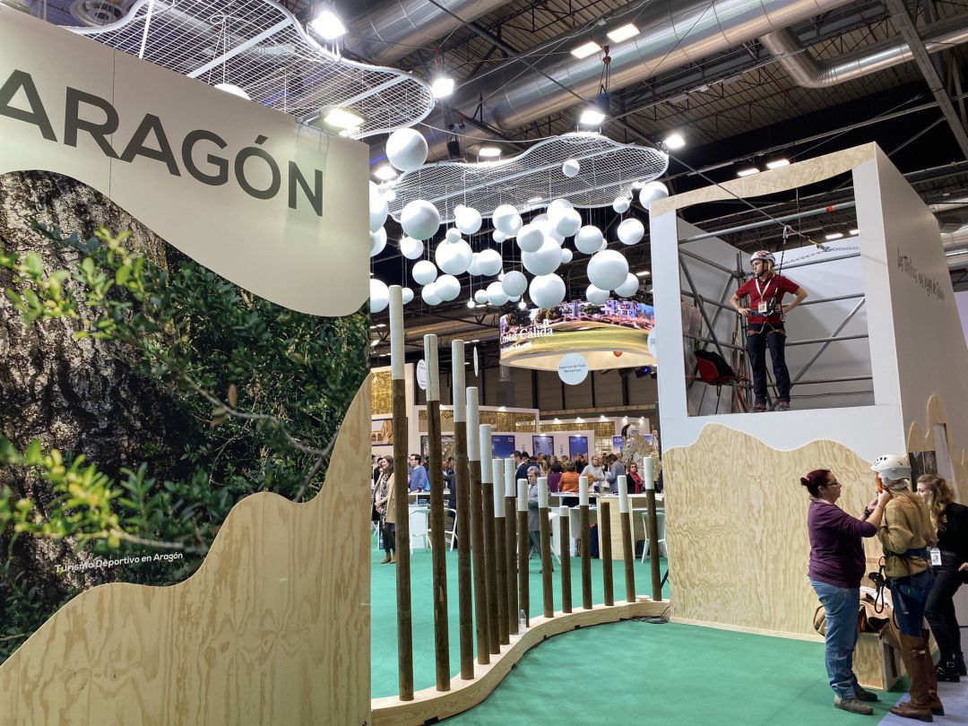 Zona para tirarse en tirolina, en un recorrido de 30 metros, en el stand de Aragón en Fitur 2020 Zona para tirarse en tirolina, en un recorrido de 30 metros, en el stand de Aragón en Fitur 2020