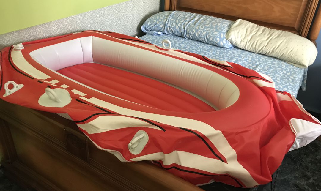 La "bañera" de la pequeña Paula es una barca hinchable, que sus hermanos, antes de que naciera, usaban para ir a la Laguna Blanca de Ciudad Real La "bañera" de la pequeña Paula es una barca hinchable, que sus hermanos, antes de que naciera, usaban para ir a la Laguna Blanca de Ciudad Real