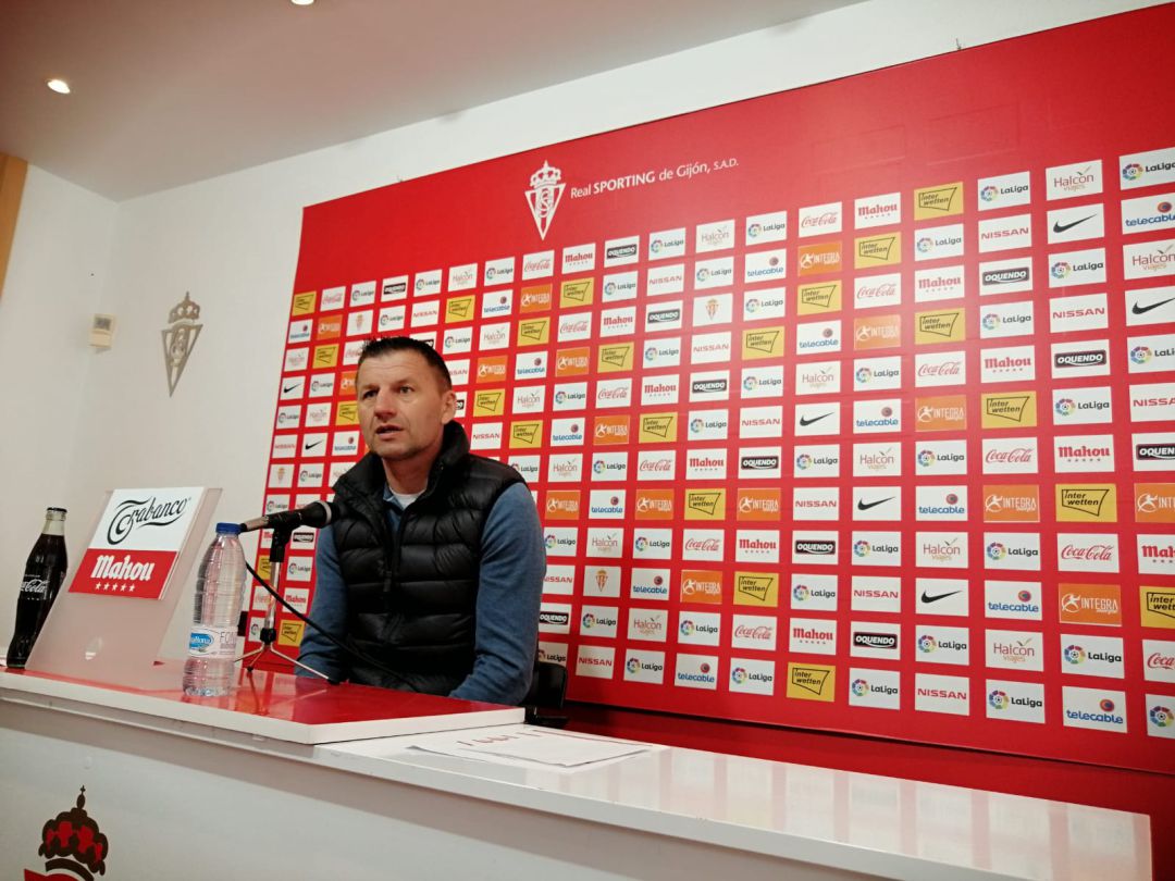 Djukic en la sala de prensa de Mareo Djukic en la sala de prensa de Mareo