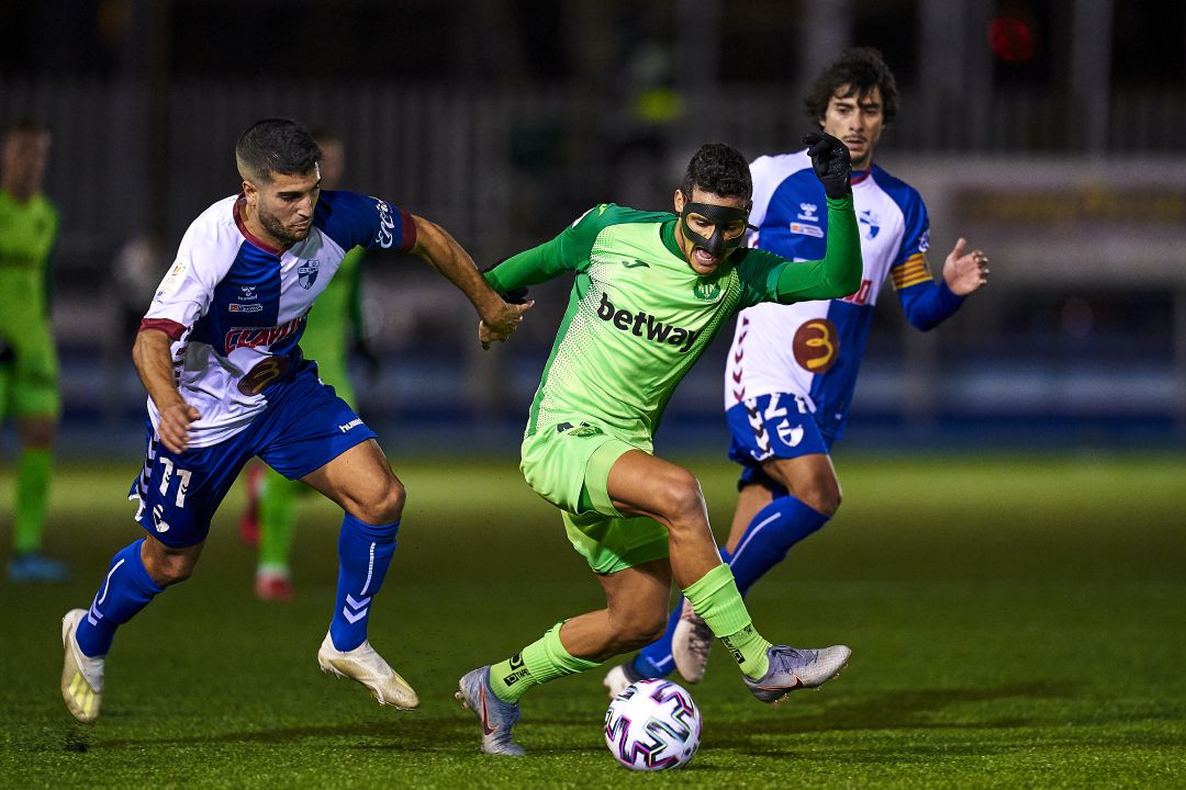 El pepinero Rosales (que lució una aparatosa máscara) conduce el balón perseguido por Juampa (CD Ebro) en el partido de este jueves en Zaragoza. El pepinero Rosales (que lució una aparatosa máscara) conduce el balón perseguido por Juampa (CD Ebro) en el partido de este jueves en Zaragoza.