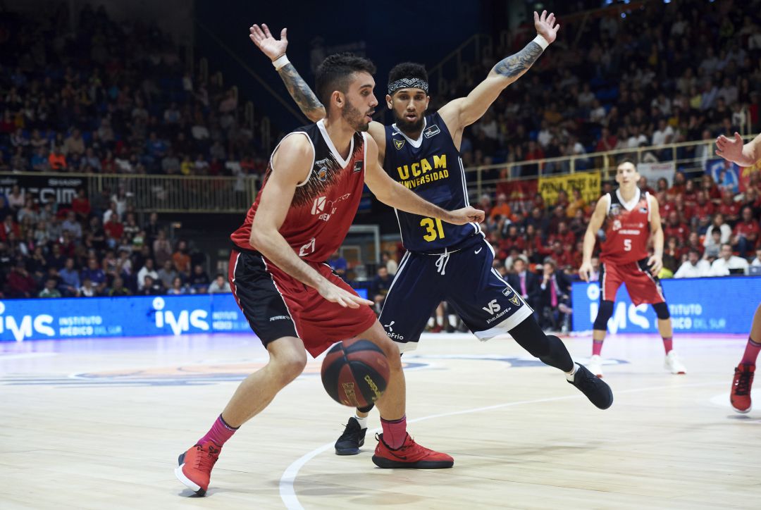 Marc García protege el balón ante Askia Booker en el partido de la primera vuelta. Marc García protege el balón ante Askia Booker en el partido de la primera vuelta.