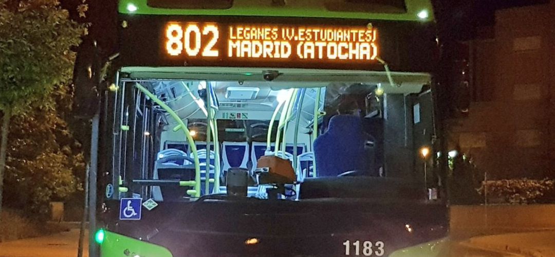Las mujeres y los menores de edad podrán solicitar las paradas siguiendo los criterios de seguridad que marque el conductor Las mujeres y los menores de edad podrán solicitar las paradas siguiendo los criterios de seguridad que marque el conductor