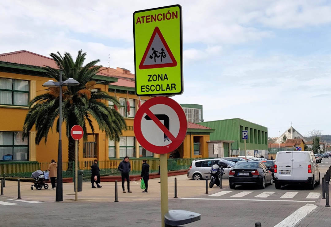 Señales limitadoras junto a un centro escolar Señales limitadoras junto a un centro escolar